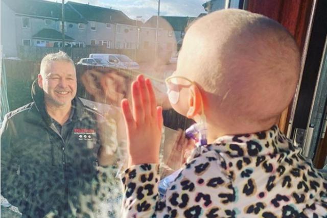 Así es como esta pequeña niña tuvo que observar a su padre que mira la mira detenidamente despidiéndose antes de irse a trabajar. (Foto: Instagram)