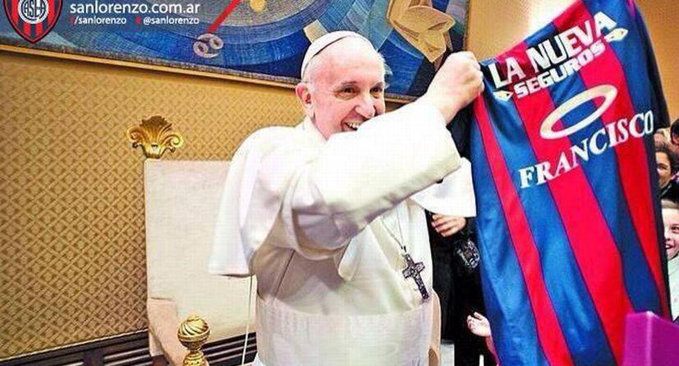 El papa cuando recibi&oacute; la camiseta de San Lorenzo.