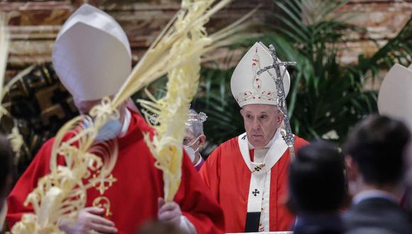El papa Francisco celebra misa del Domingo de Ramos en presencia de unos pocos fieles por la pandemia de coronavirus. (Foto: GIUSEPPE LAMI / POOL / AFP).