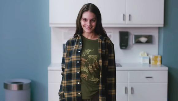 La actriz Caitin Stassey interpreta a la paciente Laura en la película de terror "Smile".