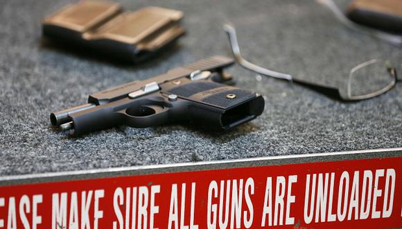 Las leyes de Colorado permiten que el personal de las escuelas pueda llevar armas a las mismas siempre y cuando tengan un permiso y sean designados como oficiales de seguridad. (Foto AFP)