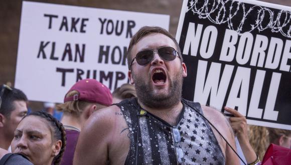 Manifestantes contra el racismo y la política migratoria de Donald Trump se reunieron en Phoenix antes de su primer mitin desde los eventos de Charlottesville. (Foto: AFP)