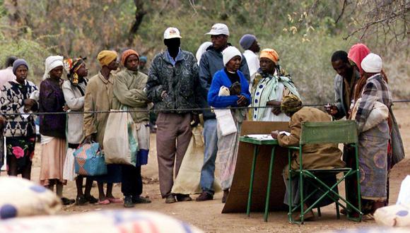 Los zimbabuenses se alinean para recibir ayuda de socorro distribuida por el Programa Mundial de Alimentos en Nhwali, suroeste del país. (Foto: AP/Archivo)