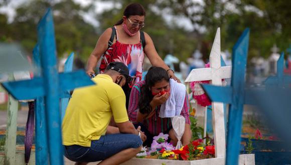 La gente visita el cementerio de Nossa Senhora Aparecida el Día de la Madre, en Manaus, estado de Amazonas, Brasil en medio de la pandemia del nuevo coronavirus COVID-19.  (Foto: AFP / Michael DANTAS).