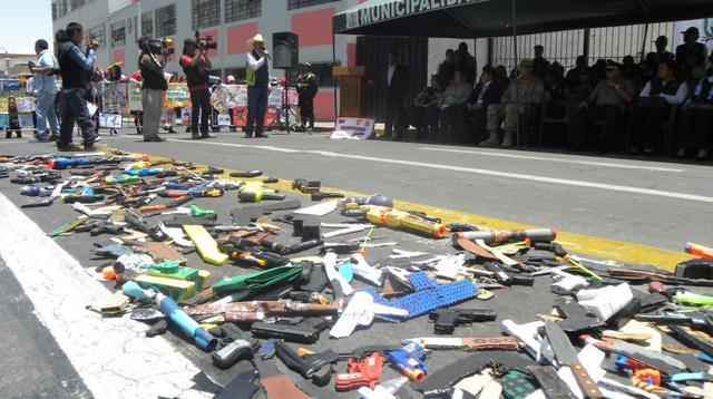 Arequipa: destruyen media tonelada de juguetes bélicos [FOTOS] - 3