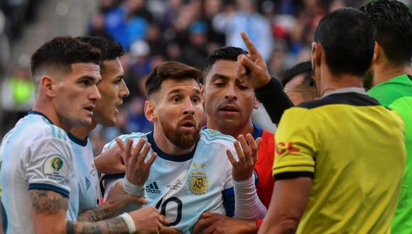 La AFA buscará reducir la sanción a Lionel Messi para que el crack del Barcelona pueda estar en los amistosos de octubre. (Foto: AFP)
