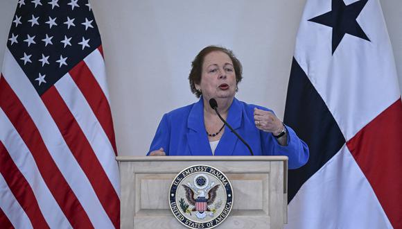 La embajadora de EE. UU. en Panamá, Mari Carmen Aponte, habla durante una conferencia de prensa en la Ciudad de Panamá el 22 de noviembre de 2022. (Foto por Luis ACOSTA / AFP)
