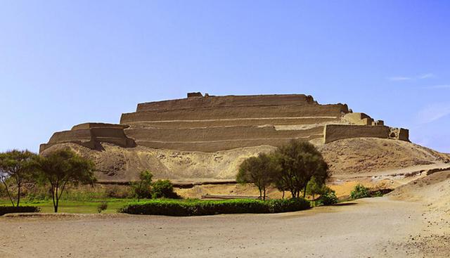 Fortaleza de Paramonga. Al pie de la carretera se encuentra esta construcción de adobe realizada durante el último periodo del señorío Chimú que habitaba la zona. Es una pirámide con 4 plataformas y varios pasadizos y habitaciones, las cuales algunas aún conservan parte de su pintura original. (Foto: Chimi Fotos)