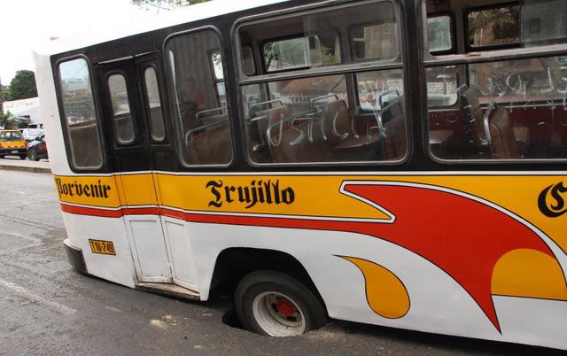 Trujillo: pista se abre y microbús se hunde con 30 pasajeros - 1