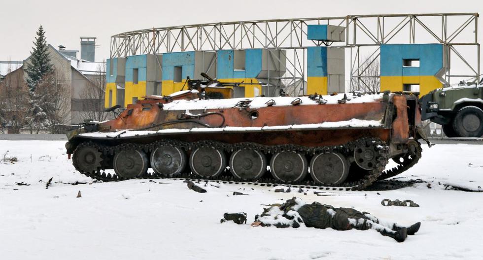 El cuerpo de un militar de Rusia yace cerca de vehículos militares rusos destruidos al borde de la carretera en las afueras de Kharkiv, Ucrania, el 26 de febrero de 2022. (SERGEY BOBOK / AFP).