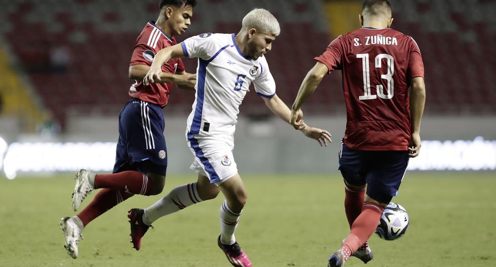 AMDEP395. SAN JOSÉ (COSTA RICA), 28/03/2023.- Suhander Zúñiga (d) de Costa Rica disputa un balón con Cristian Martínez (c) de Panamá hoy, en un partido de la Liga de Naciones de la Concacaf en el estadio Nacional en San José (Costa Rica). EFE/Jeffrey Arguedas
