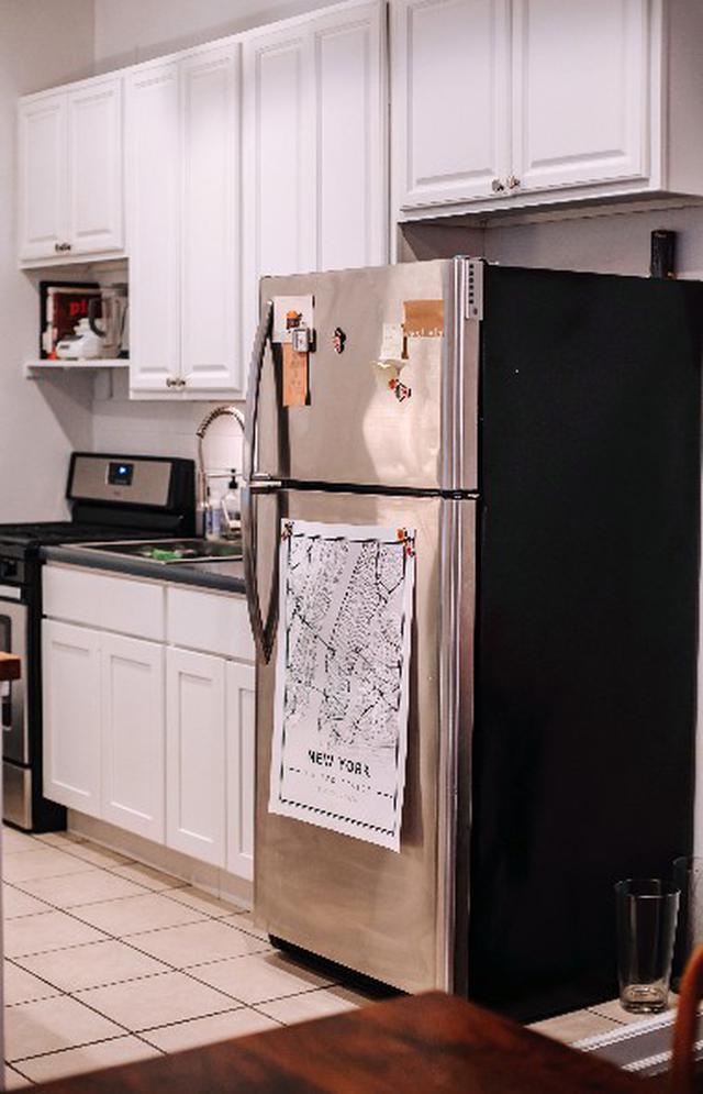 Existen ciertos artículos que es mejor no guardar en la parte superior del refrigerador, ya sea porque dañen el electrodoméstico o no sea favorable para el producto. (Foto: Charlotte May | Pexels)