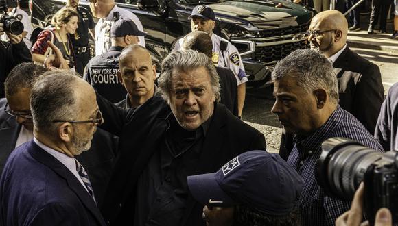 El exasesor de Donald Trump, Steve Bannon (C), llega a la corte en Nueva York el 8 de septiembre de 2022 para ser acusado de fraude en un caso de presunta malversación de fondos para la construcción de un muro entre Estados Unidos y México. (Foto de Alex Kent / AFP)