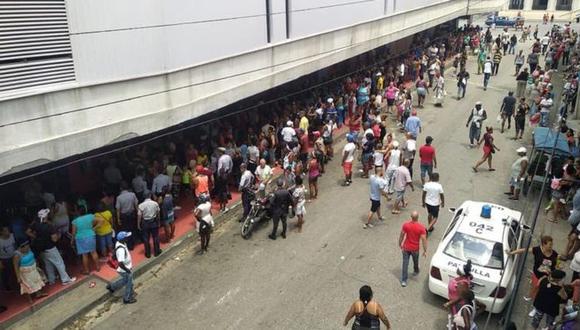 Las filas para entrar a la tienda Carlos III, en La Habana. Foto: @LENNIERLOPEZ, vía BBC Mundo