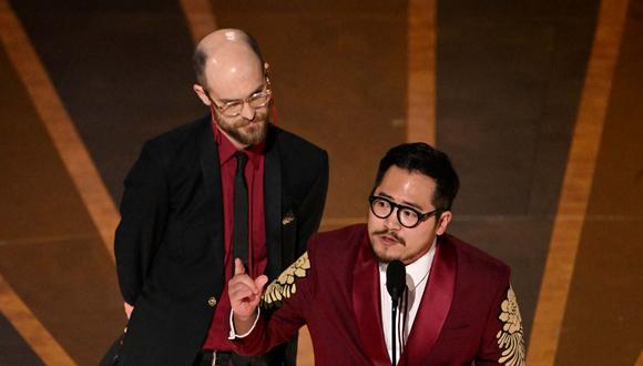 Daniel Scheinert (izq.) y Daniel Kwan (der.) aceptan el Oscar a Mejor director por "Everything Everywhere All at Once".