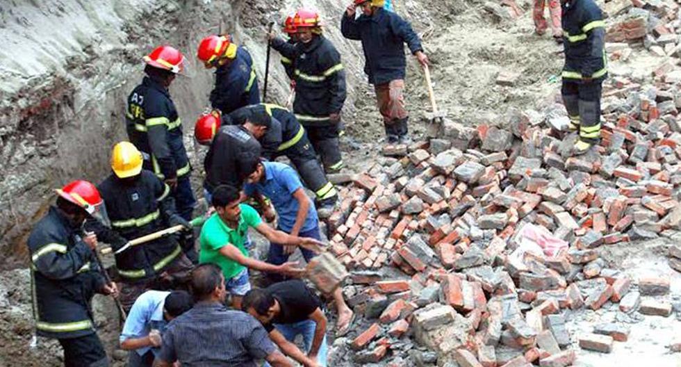 Mueren 10 personas al derrumbarse muro en construcción. (Foto: info7.mx)
