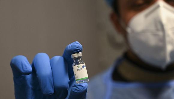 Un médico sostiene un frasco de la vacuna Sinopharm Covid-19 de fabricación china, en el Centro Nacional de Comando y Operaciones (NCOC) en Islamabad. (Foto de Aamir QURESHI / AFP).