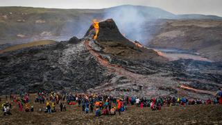 La espectacular erupción volcánica en Islandia que asombra a los visitantes | FOTOS