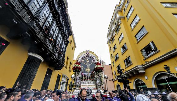 Imagen del Señor de los Milagros recorre las calles de Lima y recibe el saludo de autoridades. (Foto: Andina)