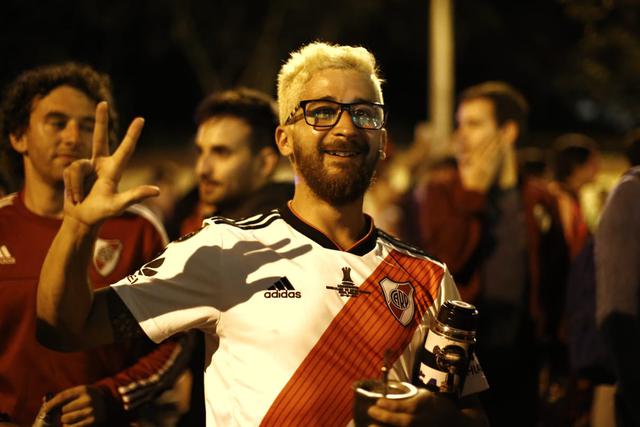 Hinchas de River Plate caminaron desde miraflores hasta el hotel para recibir al equipo argentino | Foto: Renzo Salazar/GEC