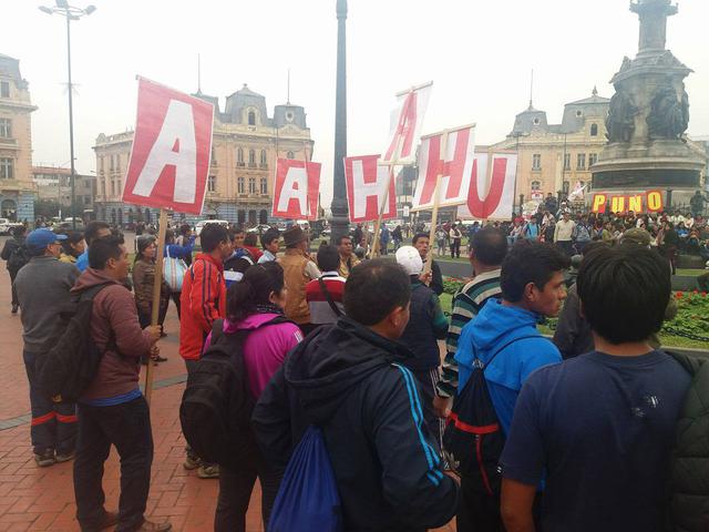 Profesores se concentran en Plaza Dos de Mayo para esperar anuncio de dirigentes. (Foto: Yasmín Rosas)