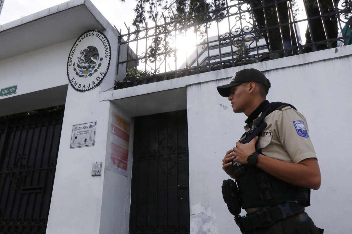 A member of the Ecuadorian Police guards the entrance to the Mexican embassy in the north of the country.  (Photo: AFP)