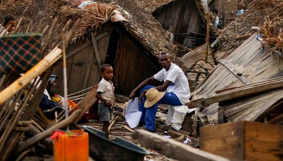 El local Jaonarison Fahamaro se sienta fuera de su casa destruida, después del ciclón Batsirai, en la ciudad de Mananjary, Madagascar. (Foto: REUTERS/Alkis Konstantinidis).