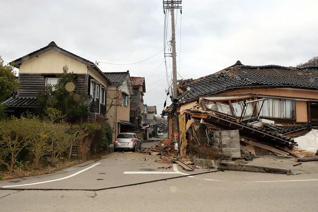 Esta vista general muestra edificios muy dañados a lo largo de una calle de la ciudad de Wajima, prefectura de Ishikawa, el 1 de enero de 2024, después de que un gran terremoto de magnitud 7,6 sacudiera Japón. (Foto de Yusuke FUKUHARA / Yomiuri Shimbun / AFP).