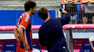 ¿La nueva moda? Hincha entró al campo y se tomó selfie con Javi