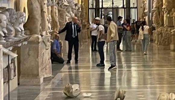 Un visitante arrojó al suelo dos bustos romanos expuestos en la Galería Chiaramonti de los Museos Vaticanos.
