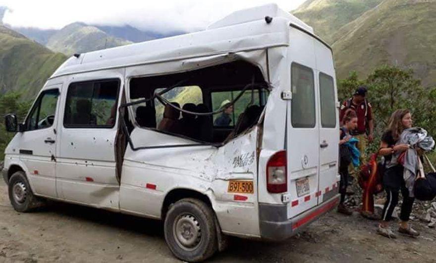 Cusco: turista argentina fallece al caer roca sobre vehículo donde viajaba