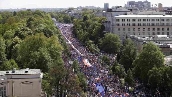 Récord en Varsovia: 240.000 personas marchan contra el gobierno