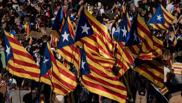 Miles de personas salieron a manifestar en Cataluña este martes en contra de la actuación que los cuerpos policiales tuvieron el día del referéndum.