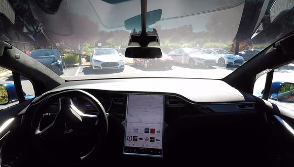 El video de un Tesla manejándose solo de 2016 en realidad no contó con conducción autónoma. | (Foto: Tesla/Captura de pantalla)
