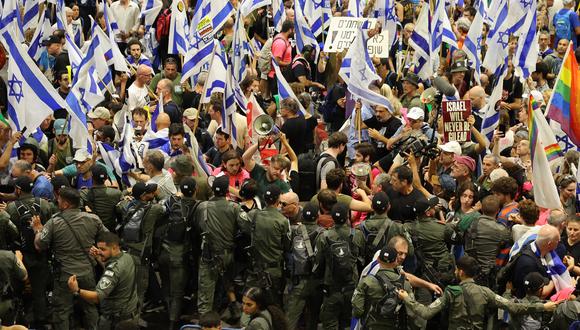 Pelea de la seguridad israelí con manifestantes antigubernamentales durante una manifestación en el aeropuerto Ben Gurion. (Foto de JACK GUEZ / AFP).