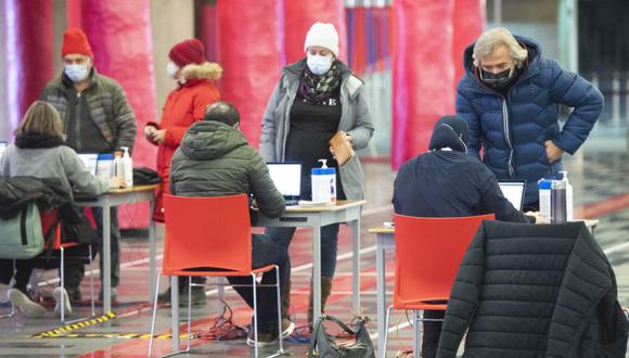 Las personas se registran para recibir una vacuna COVID-19 en Montreal, mientras la pandemia continúa en Canadá y en todo el mundo. (Foto: Graham Hughes / The Canadian Press vía AP)
