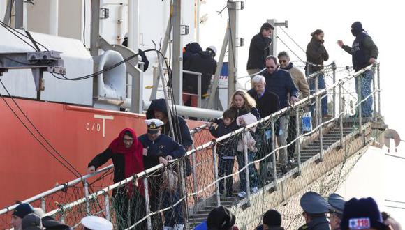 Italia: Aún no hay rastro de 98 pasajeros del ferry incendiado