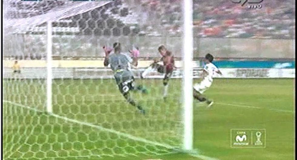 Raúl Fernández evitó así el gol de Ruidíaz (Foto: Captura)