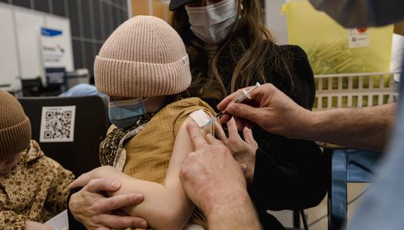 A child, age 7, receives the Pfizer-BioNTech Covid-19 vaccine for children in Montreal, Quebec on November 24, 2021. - Today is the first day that children are allowed to receive the version of the vaccine designed for children aged 5 to 11 years old in Canada. (Photo by Andrej Ivanov / AFP)