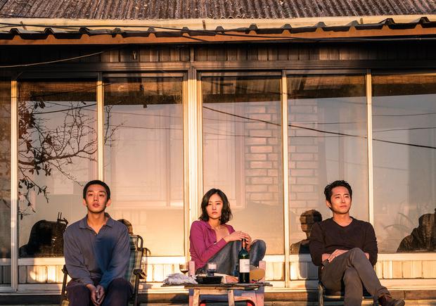 Yoo Ah-in, Steven Yeun, y Jeon Jong-seo en una escena de "Burning". Foto: CJ CGV