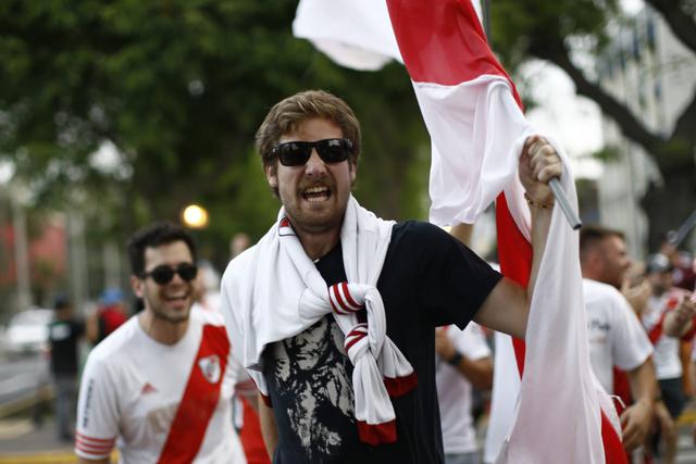 Hinchas de River Plate caminaron desde miraflores hasta el hotel para recibir al equipo argentino | Foto: Renzo Salazar/GEC