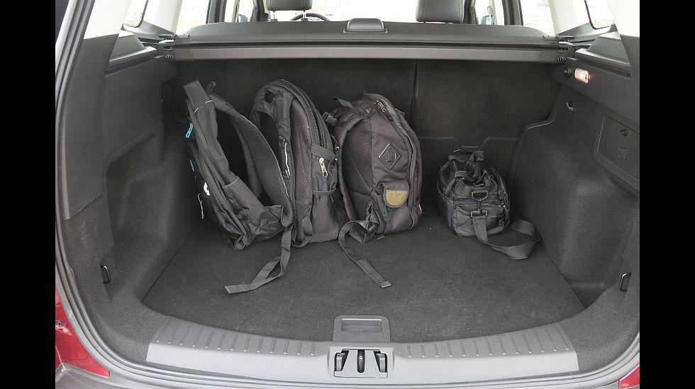 La maletera tiene la apertura "manos libres", sistema que permite que solo pasemos el pie por debajo del port&oacute;n para que esta se abra o se cierre.