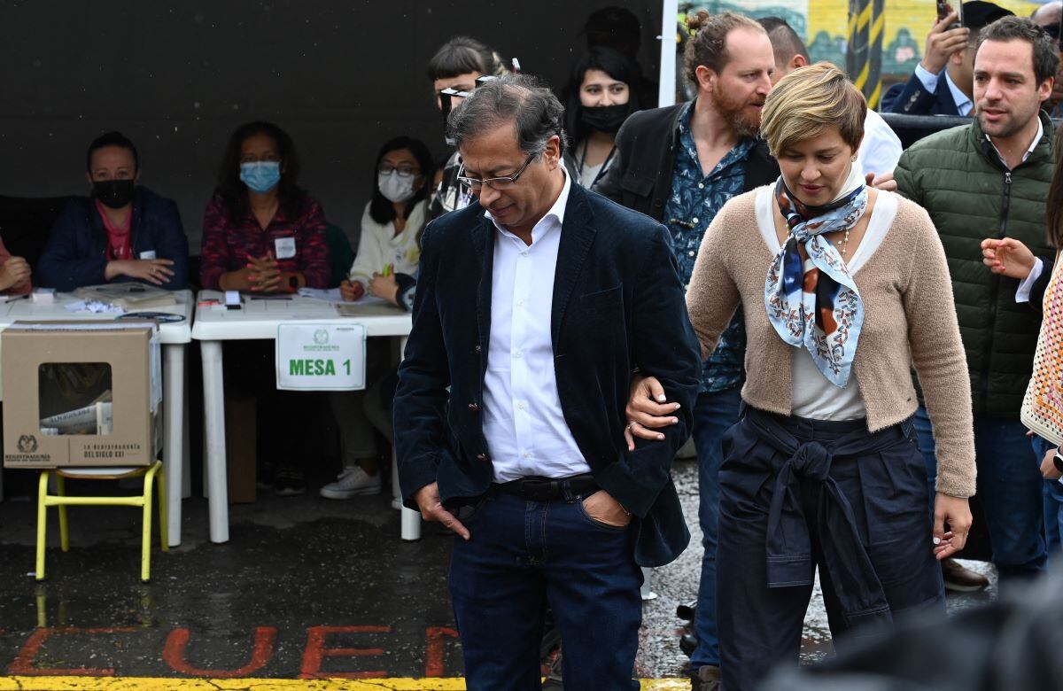 Gustavo Petro arrives with his wife Verónica Alcocer at a polling station to cast his vote on May 29, 2022. (Juan BARRETO / AFP).