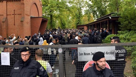 Agentes de policía controlan el acceso a la iglesia en Berlín donde se celebró el funeral del delincuente Nidal Rabih, el 13 de septiembre de 2018 (Foto: AFP)