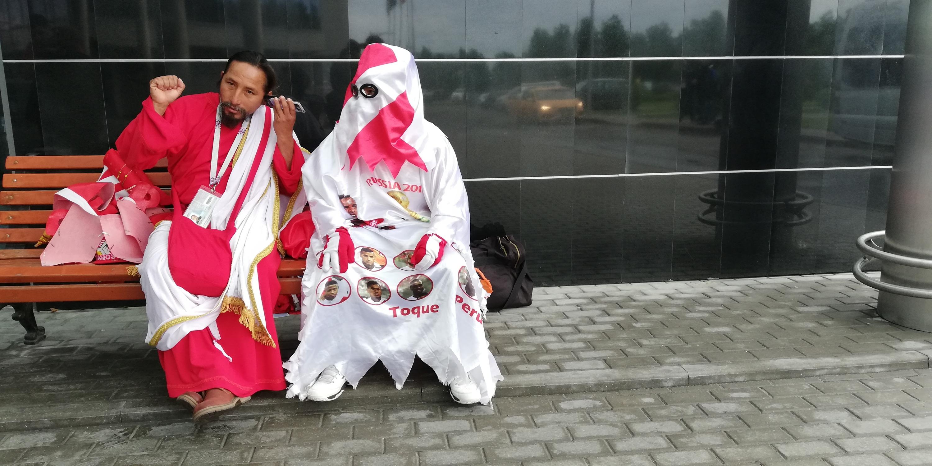 Vestido con su inseparable túnica, el 'Israelita' ha viajado 12.643 kilómetros para alentar –en Moscú– a los 11 de Gareca. (Foto: Rolly Reyna/ Enviado especial a Rusia)
