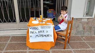 Niño hincha de River puso en venta sus juguetes para viajar a Buenos Aires y ver la final de la Libertadores