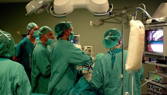 Imagen de un trasplante renal en un quirófano del Hospital Virgen del Rocío. (HOSPITAL VIRGEN DEL ROCÍO?