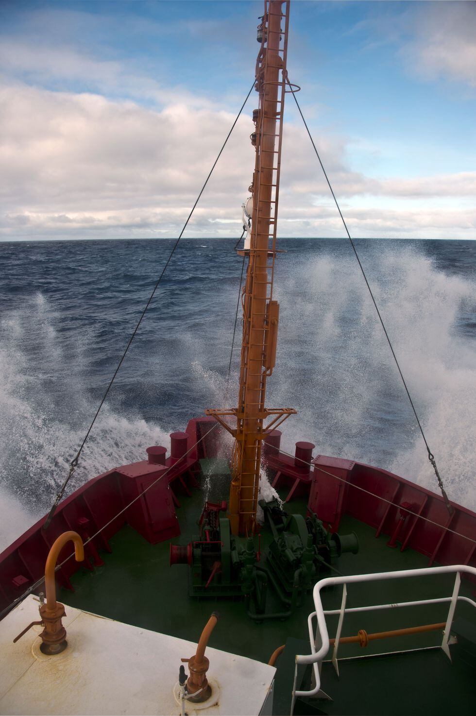 El barco oceanográfico de la Armada brasileña Ary Rongel atraviesa el Paso de Drake camino a la Antártida. (AFP / VANDERLEI ALMEIDA).