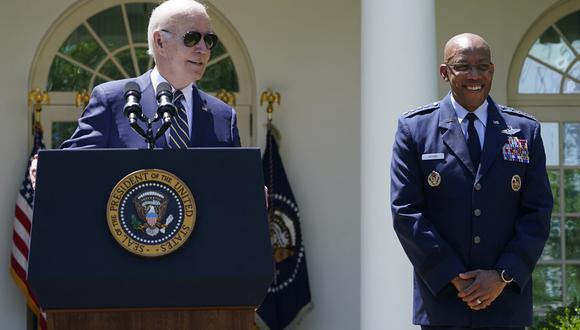 El presidente Joe Biden junto al Jefe de Estado Mayor de la Fuerza Aérea de EE. UU., General Charles Q. Brown, en el Rose Garden de la Casa Blanca en Washington, el 25 de mayo de 2023. (Foto de Susan Walsh / AP)