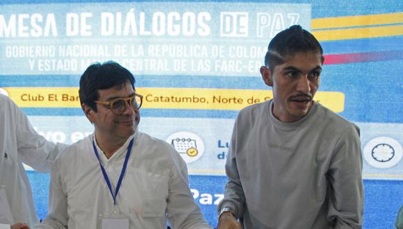 Danilo Rueda (I), alto comisionado para la Paz de Colombia, y Andrey Avendaño (D), vocero de la delegación del Estado Mayor Central de FARC, en Tibú, Norte de Santander, Colombia, el 16 de octubre de 2023. (Foto de Mario Caicedo / EFE)